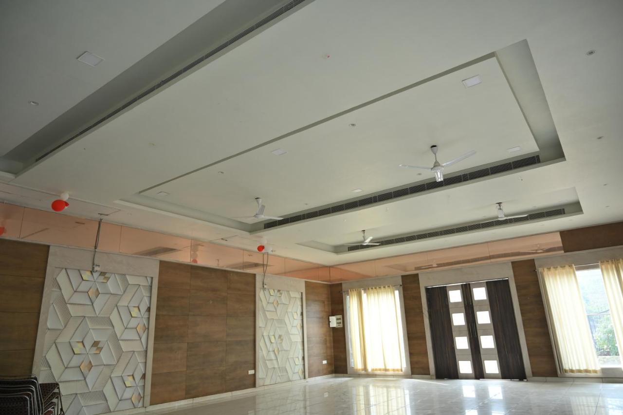 Hotel Mukund Dham-Near Mathura Railway Station Εξωτερικό φωτογραφία