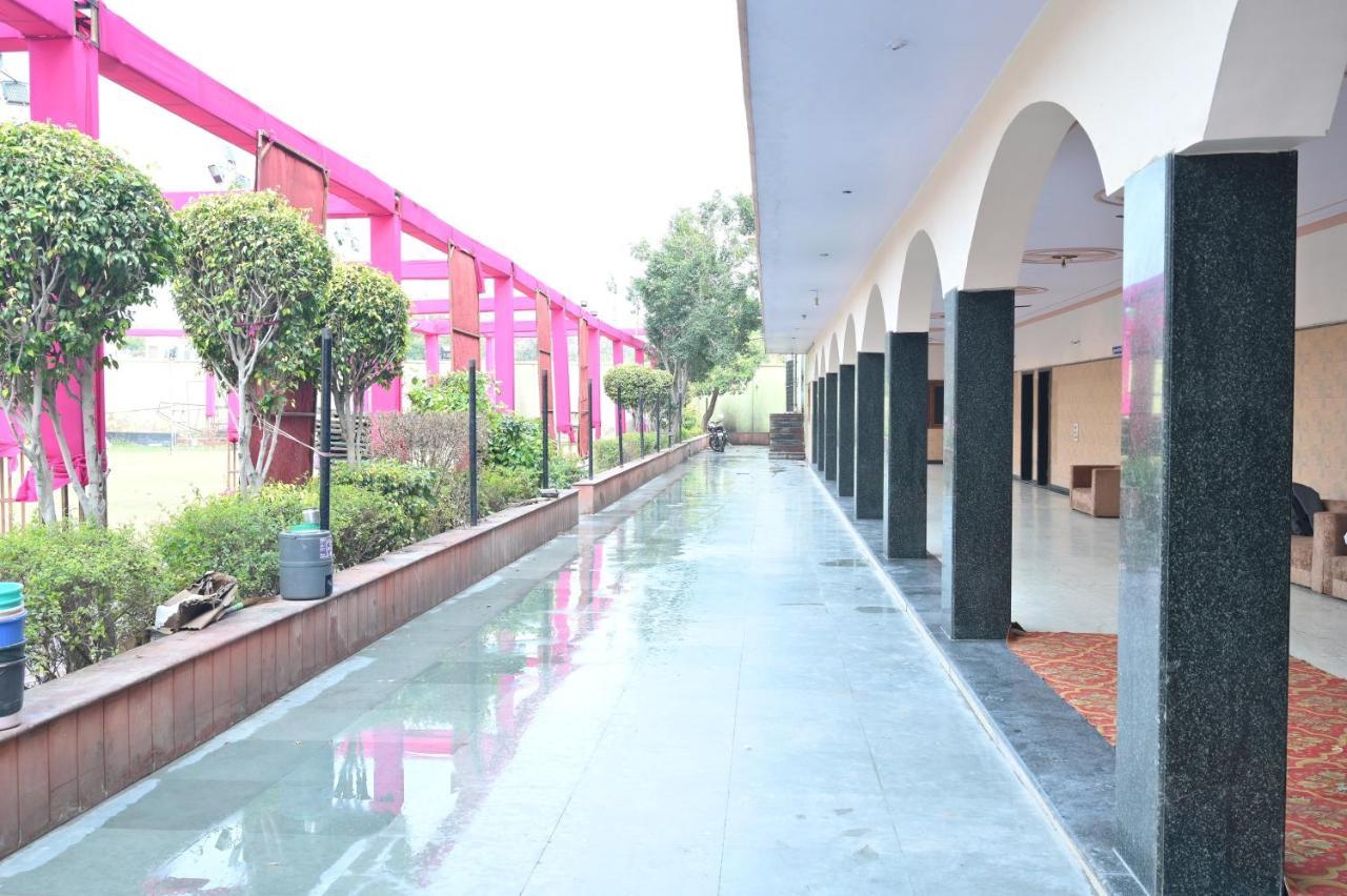 Hotel Mukund Dham-Near Mathura Railway Station Εξωτερικό φωτογραφία