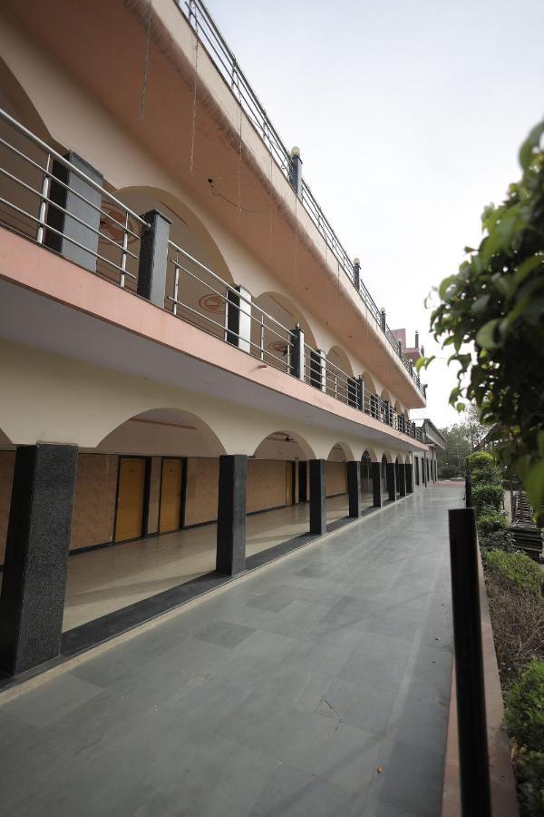 Hotel Mukund Dham-Near Mathura Railway Station Εξωτερικό φωτογραφία